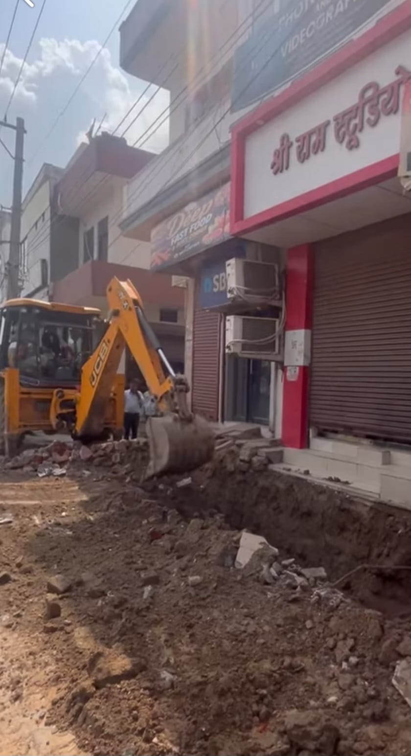 Construction work on Mahatma Gandhi Road, which has been in disrepair for 10 years, begins; blocks will be installed on both sides.