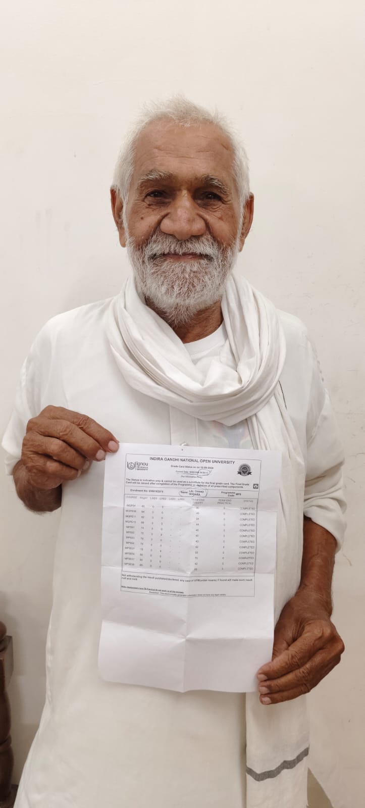  85 वर्ष की उम्र में एमए की डिग्री हासिल करने वाले पूर्व सैनिक लालचंद गोदारा। स्वयं