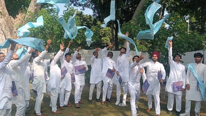 आईआईटी दीक्षांत समारोह में डिग्री हासिल कर जश्न मनाते छात्र - संवाद