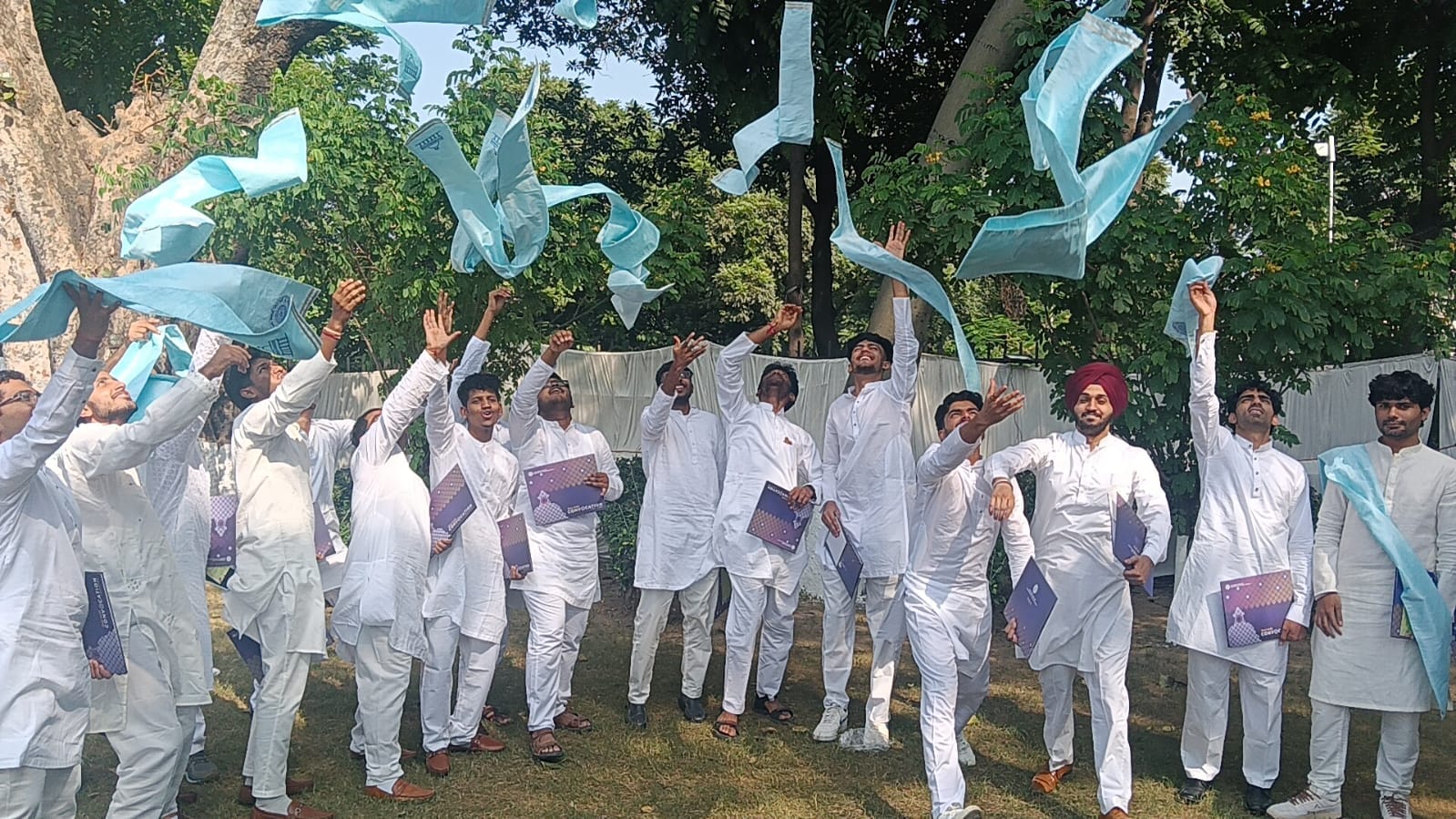 आईआईटी दीक्षांत समारोह में डिग्री हासिल कर जश्न मनाते छात्र - संवाद