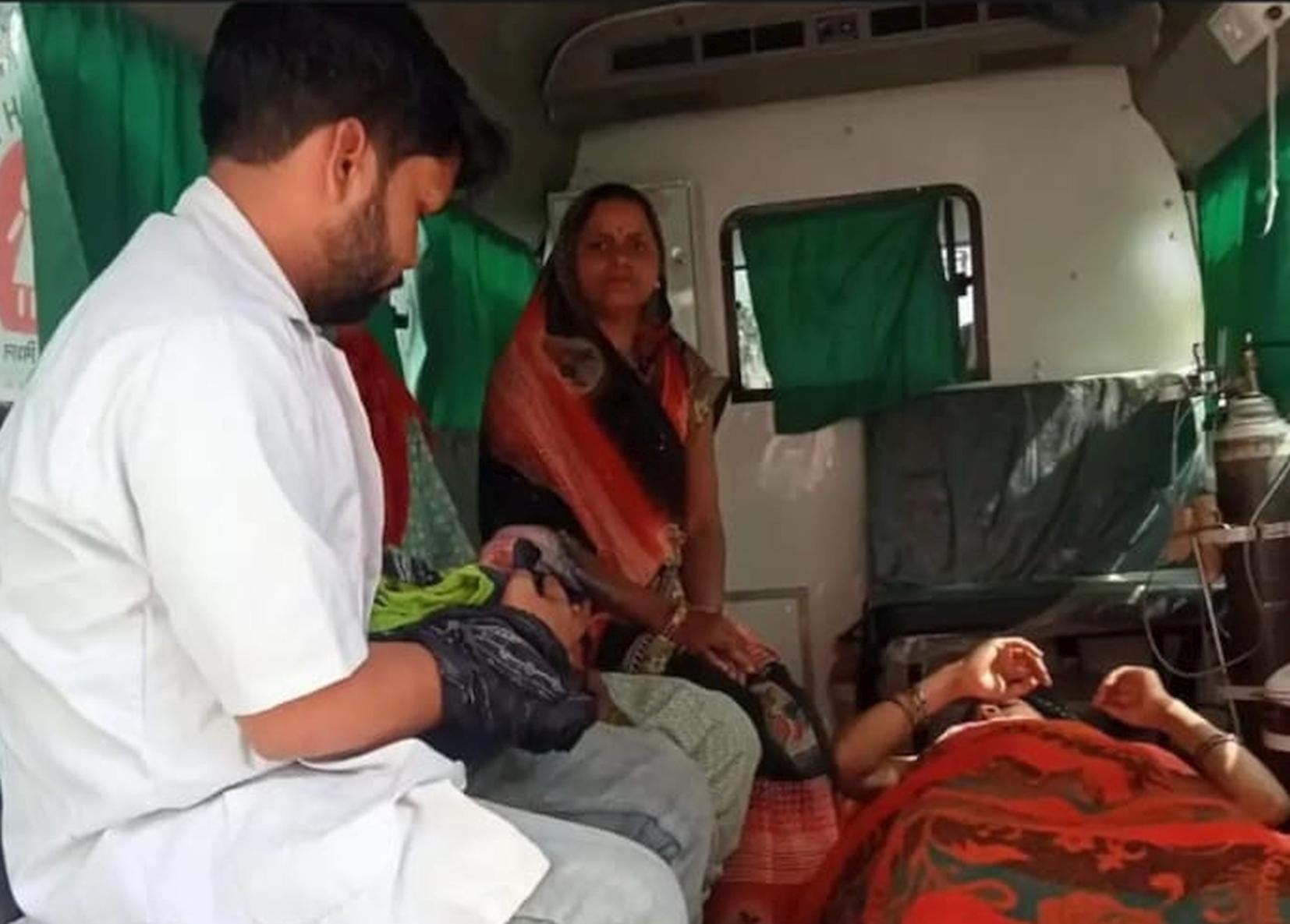 आनंदनगर में एंबुलेंस में प्रसव के बाद मौजूद मां व बच्चा।