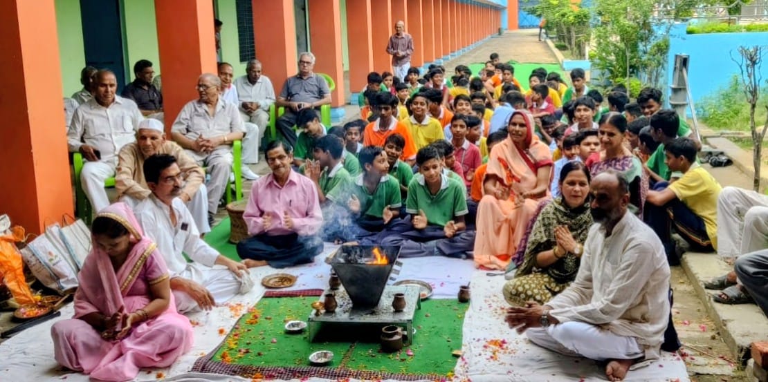 आर्य समाज मवाना द्वारा वेद प्रचार सप्ताह के तहत ए एस इंटर कालेज में यज्ञ करते हुए। (स्त्रोत संस