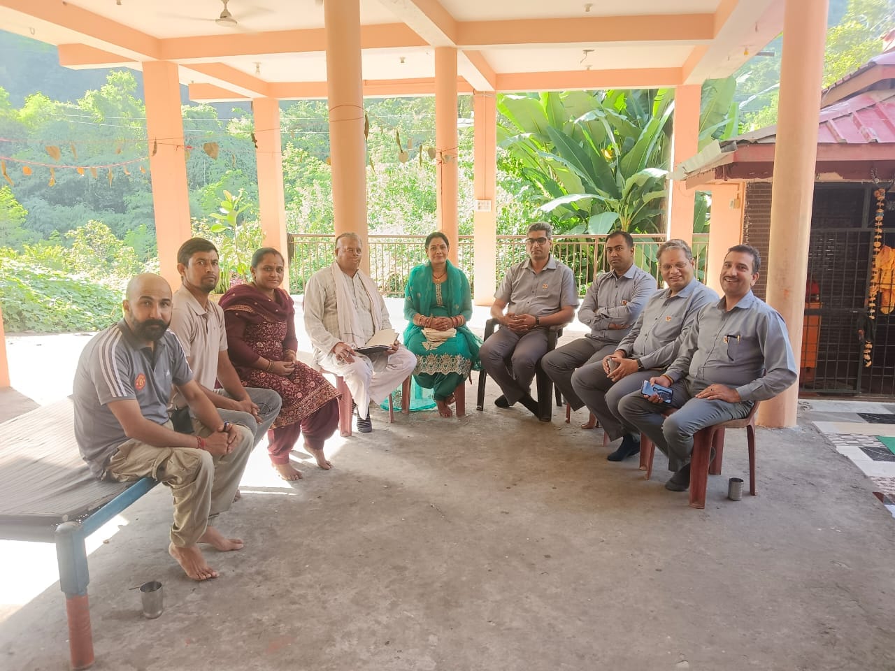 अल्ट्राटेक सीमेंट कंपनी बागा सड़क बदहाली को लेकर ग्रामीणों से मिलने पहुंची कंपनी की टीम। स्रोत: