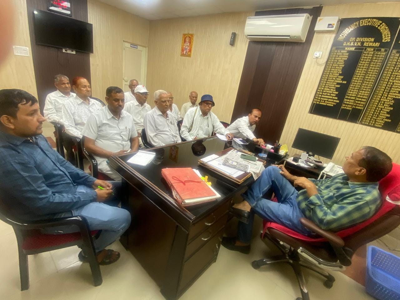 अधीक्षक अभियंता को मांगों की जानकारी देते एसोसिएशन के पदाधिकारी। स्रोत : एसोसिएशन