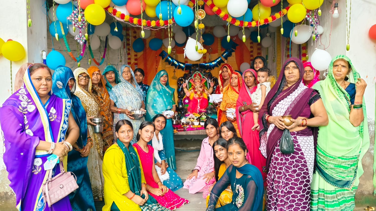 अवागढ़़ में गणेश जी का पूजन करती महिलाएं। स्रोत स्वयं