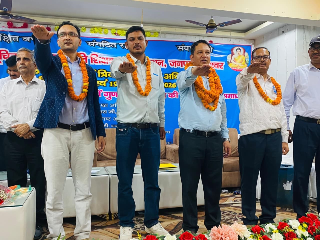बागेश्वर के एक निजी होटल में शपथ लेते नवनियुक्त पदाधिकारी।