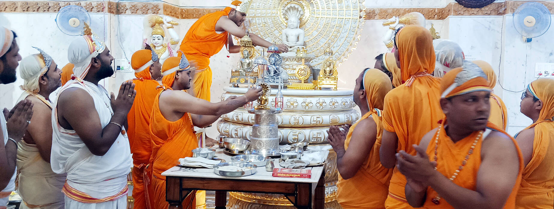 बाह: पारसनाथ दिगंबर जैन मंदिर में दशलक्षण पर्व के तहत हुई उत्तम आर्जव धर्म की पूजा