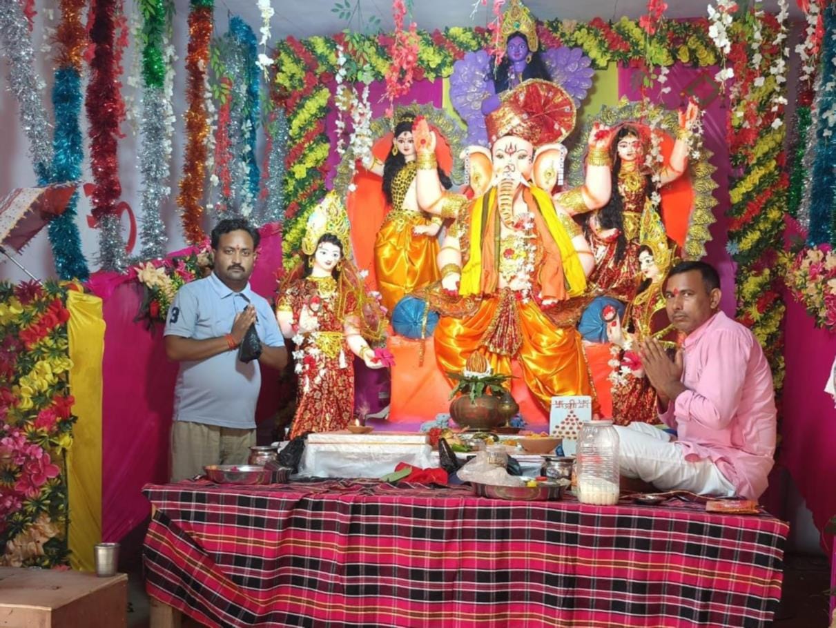 भगवान श्री गणेश की पूजा करते लोग।