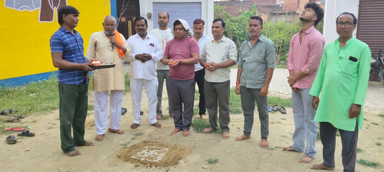 भूमि पूजन के दौरान मौजूद आयोजक। स्रोत:कमेटी
