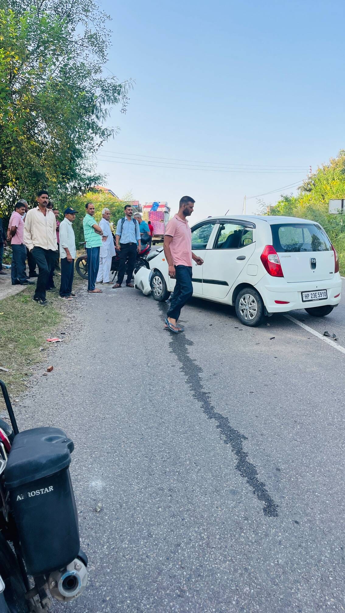 भटेड़ कस्बे के समीप दोराहा  पर हुई कार और बाइक की टक्कर