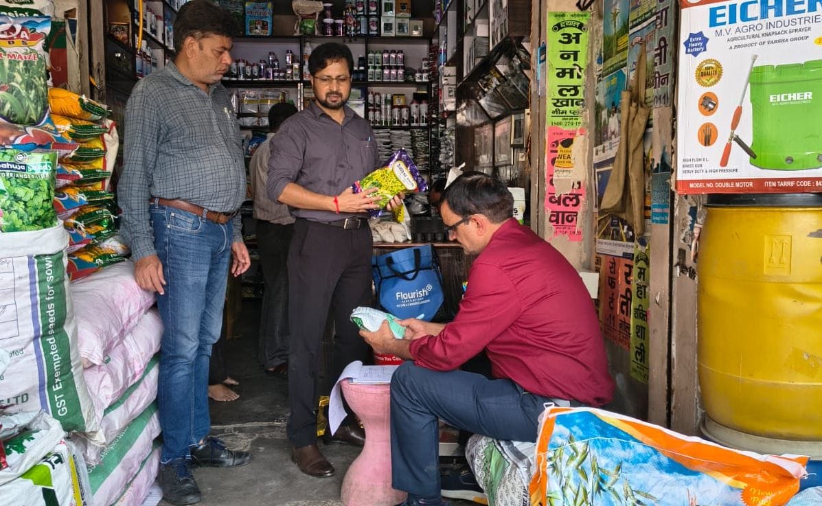 बीज की दुकान पर चेकिंग करते कृषि अधिकारी। स्रोत: विभाग