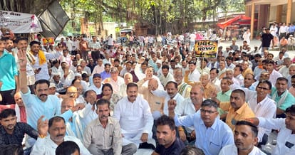 बिजनौर कलक्ट्रेट में यूजीसी के विरोध में धरने पर बैठे सवर्ण समाज के पदाधिकारी व कार्यकर्ता। सं