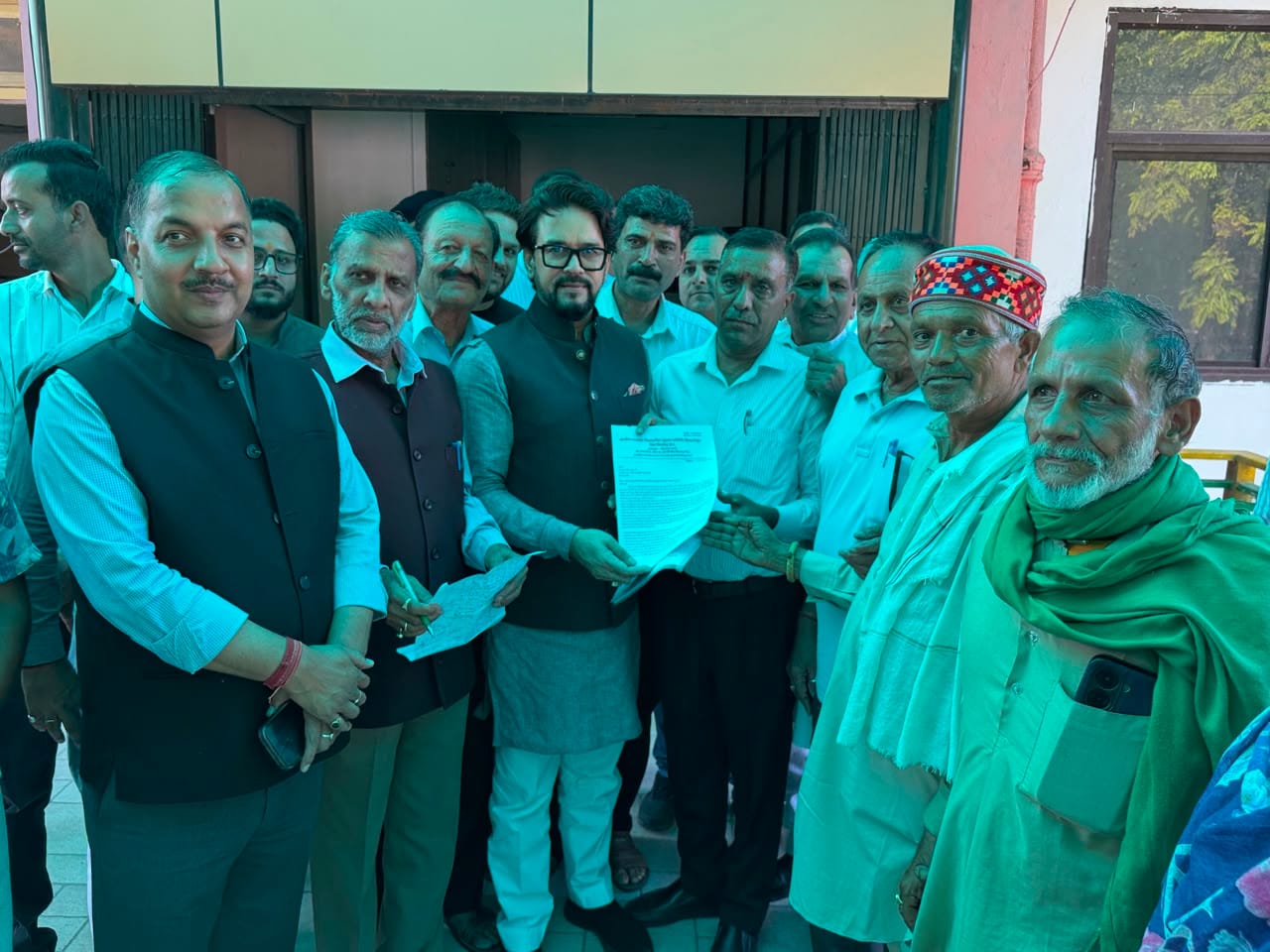बिलासपुर में सांसद अनुराग ठाकुर को ज्ञापन सौंपते ग्रामीण भाखड़ा विस्थापित समिति के सदस्य। स्रोत