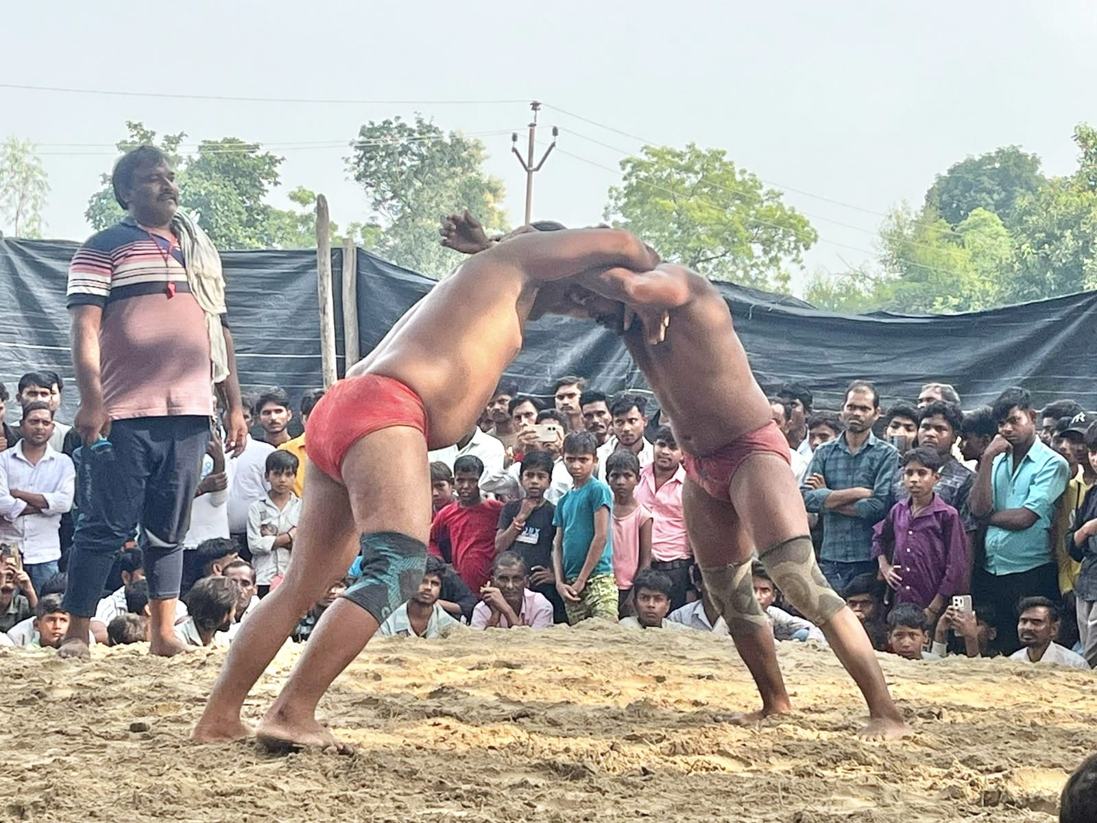 बरखेड़ा मेला के  दंगल में कुश्ती लड़ते पहलवान संवाद