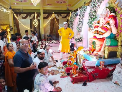 चौक स्थित क्षत्रिय धर्मशाला में पूजन करते श्रद्धालु। स्रोत: आयोजक