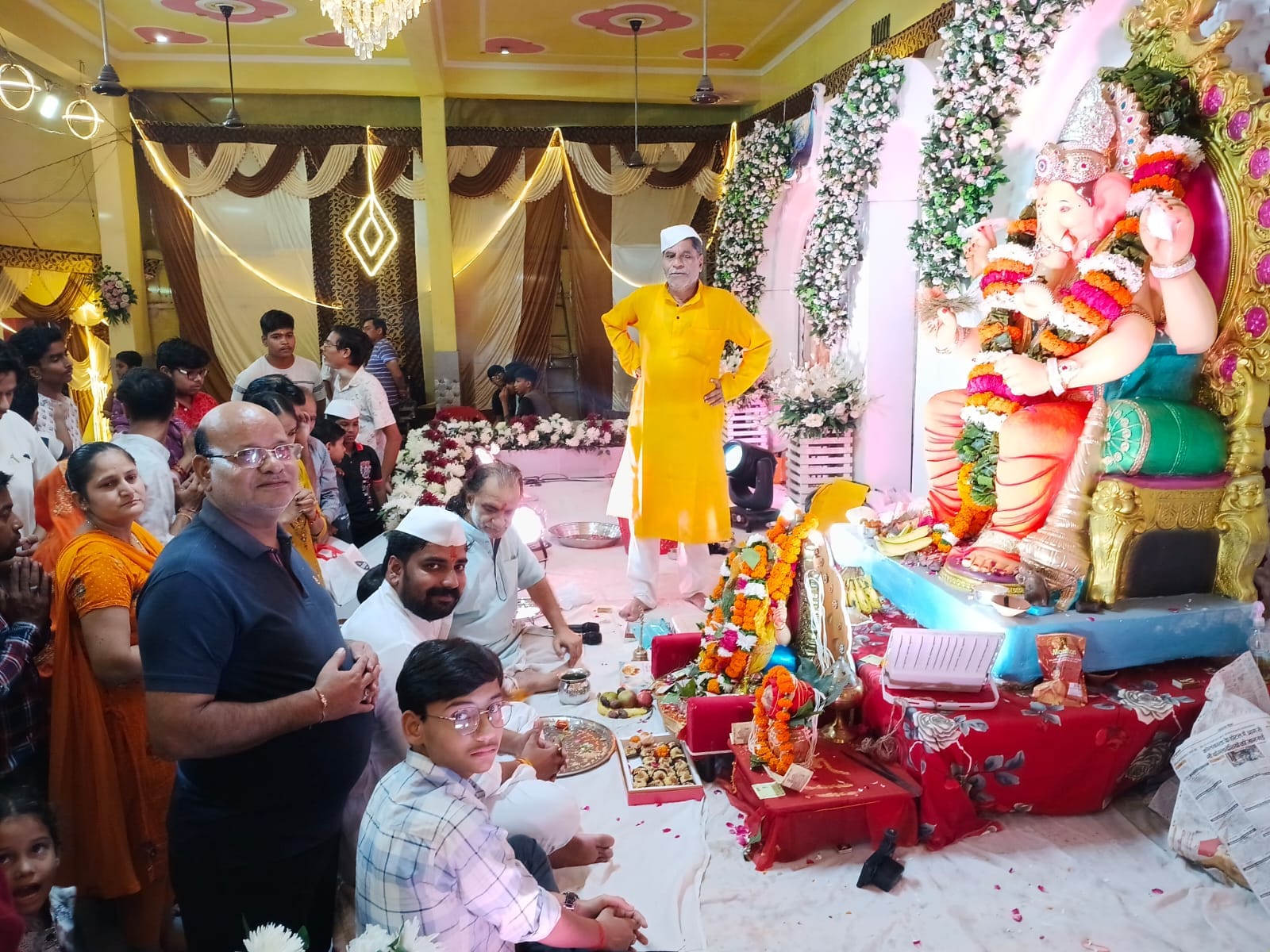 चौक स्थित क्षत्रिय धर्मशाला में पूजन करते श्रद्धालु। स्रोत: आयोजक