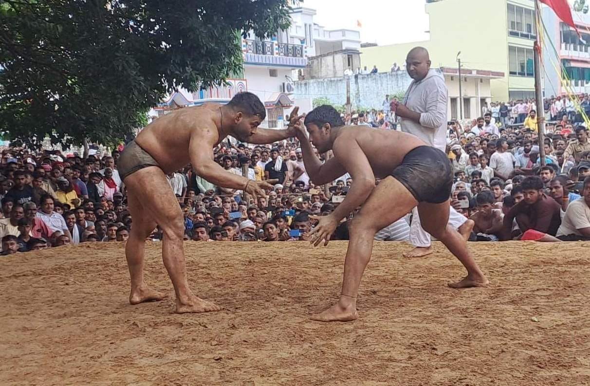 चकिया में आयोजित कुश्ती प्रतियोगिता में जोर आजमाइश करते पहलवान। स्रोत:-जागरूक पाठक