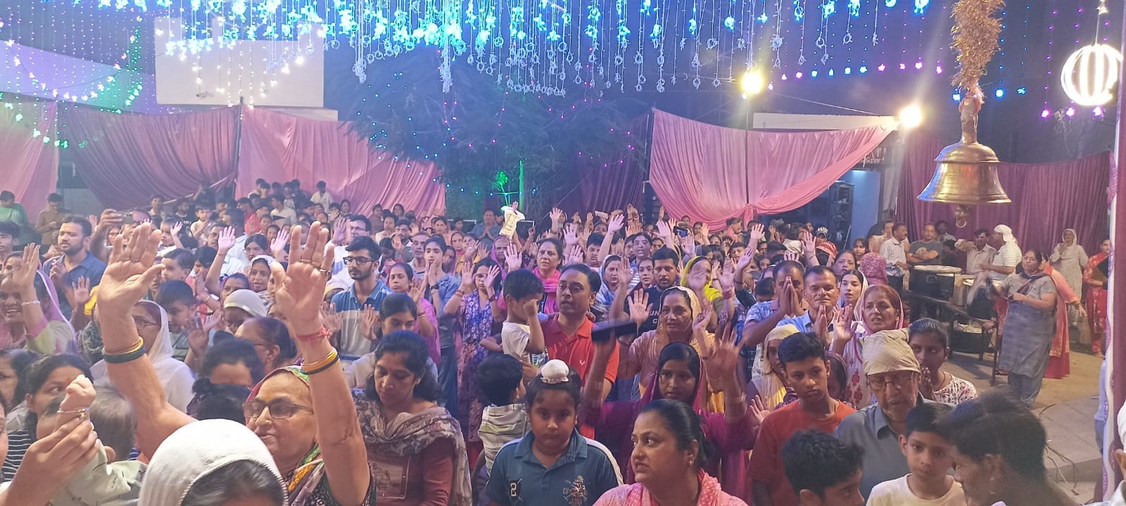 छावनी के दयालबाग स्थित गणेश महोत्सव में उमड़ी भक्तों की भीड़ आरती में शामिल। प्रवक्ता