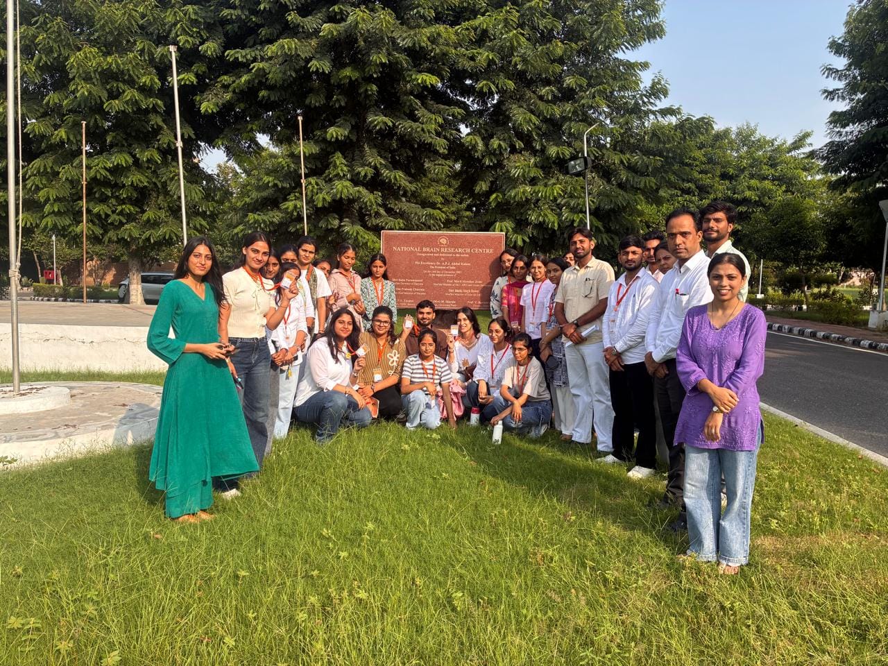 एनबीआरसी का शैक्षणिक भ्रमण करते विद्यार्थी। स्रोत : विवि