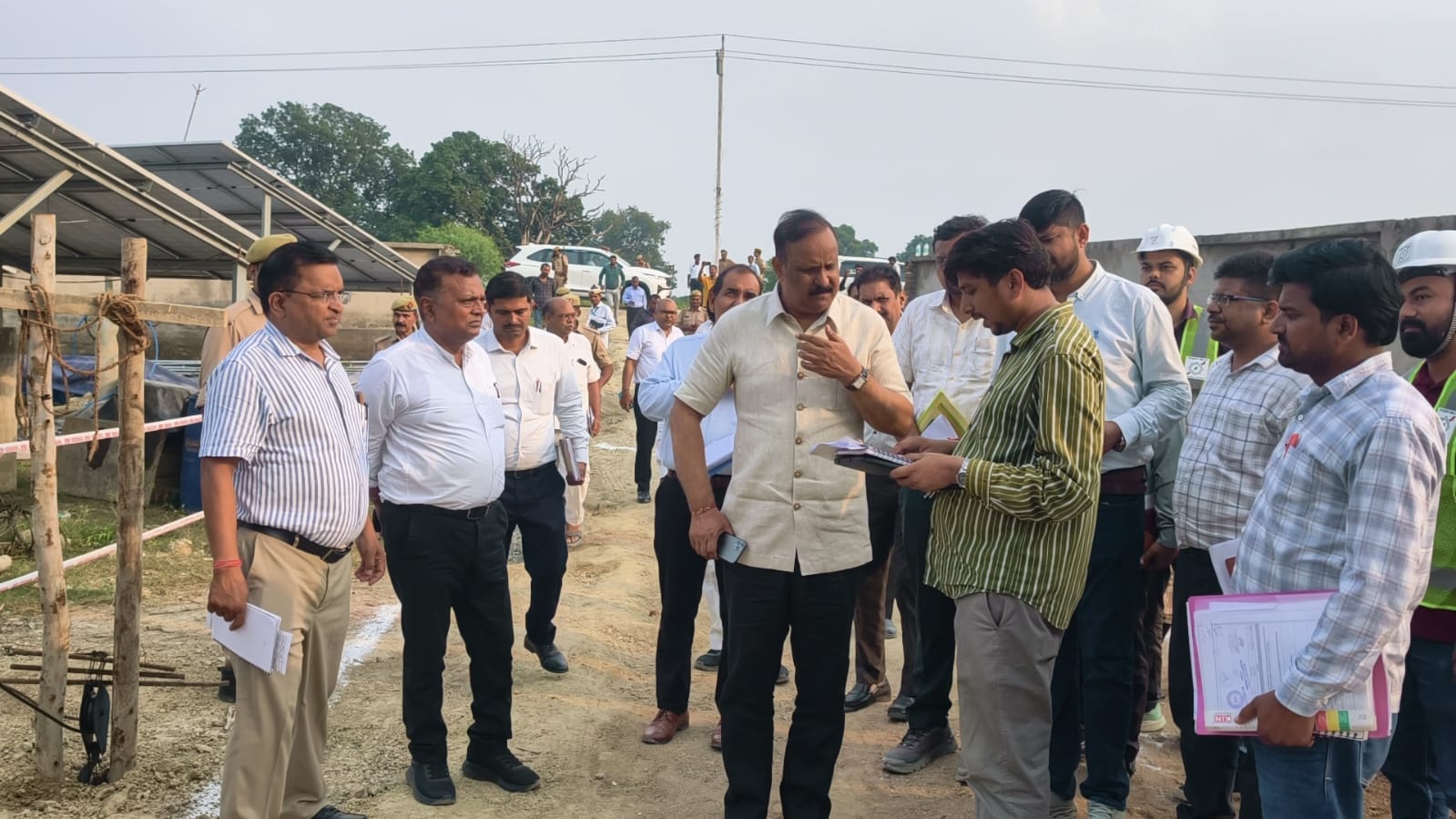 एटा में निर्माणाधीन परियोजना का निरीक्षण करते मंडलायुक्त  ओम प्रकाश आर्य। सूचना विभाग
