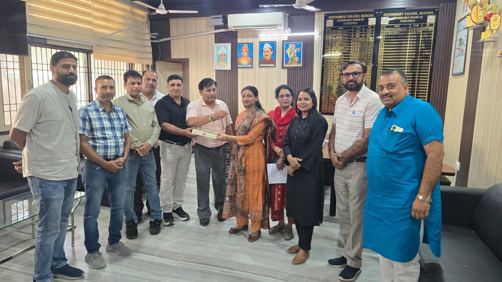 फोटो 02 डॉ. पलक का मुंह मीठा करवाते स्टाफ सदस्य। स्रोत: कॉलेज