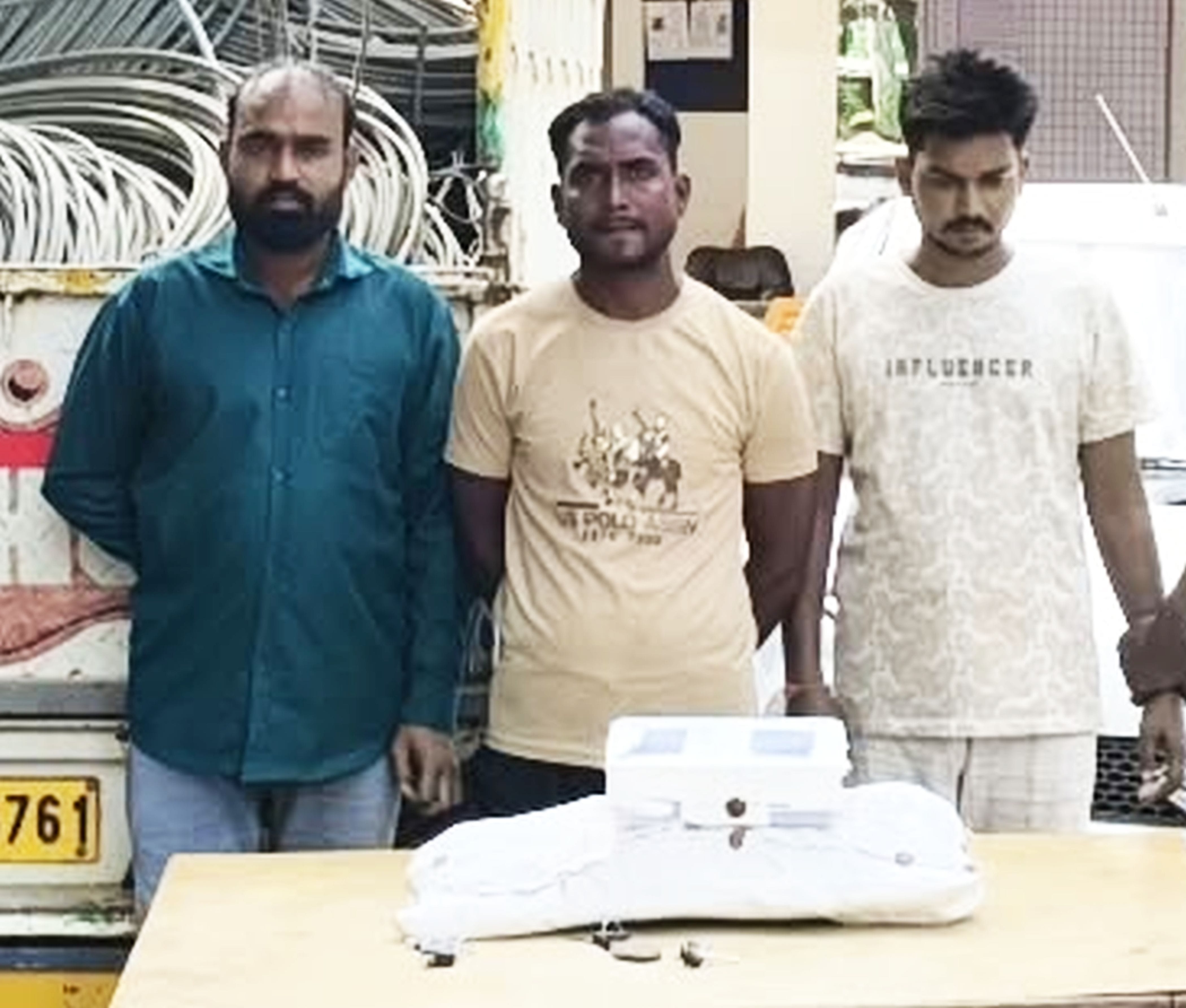 फोटो-03-कल्यानपुर थाने में बरामद चोरी के सामान के साथ पकड़े गए गिरोह के सदस्य। संवाद