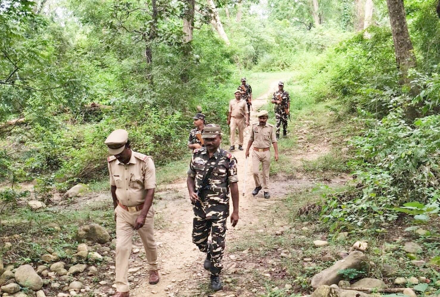 फोटो-11-बलरामपुर के भारत-नेपाल सीमा पर गश्त करती एसएसबी व पुलिस टीम ।-स्रात : विभाग