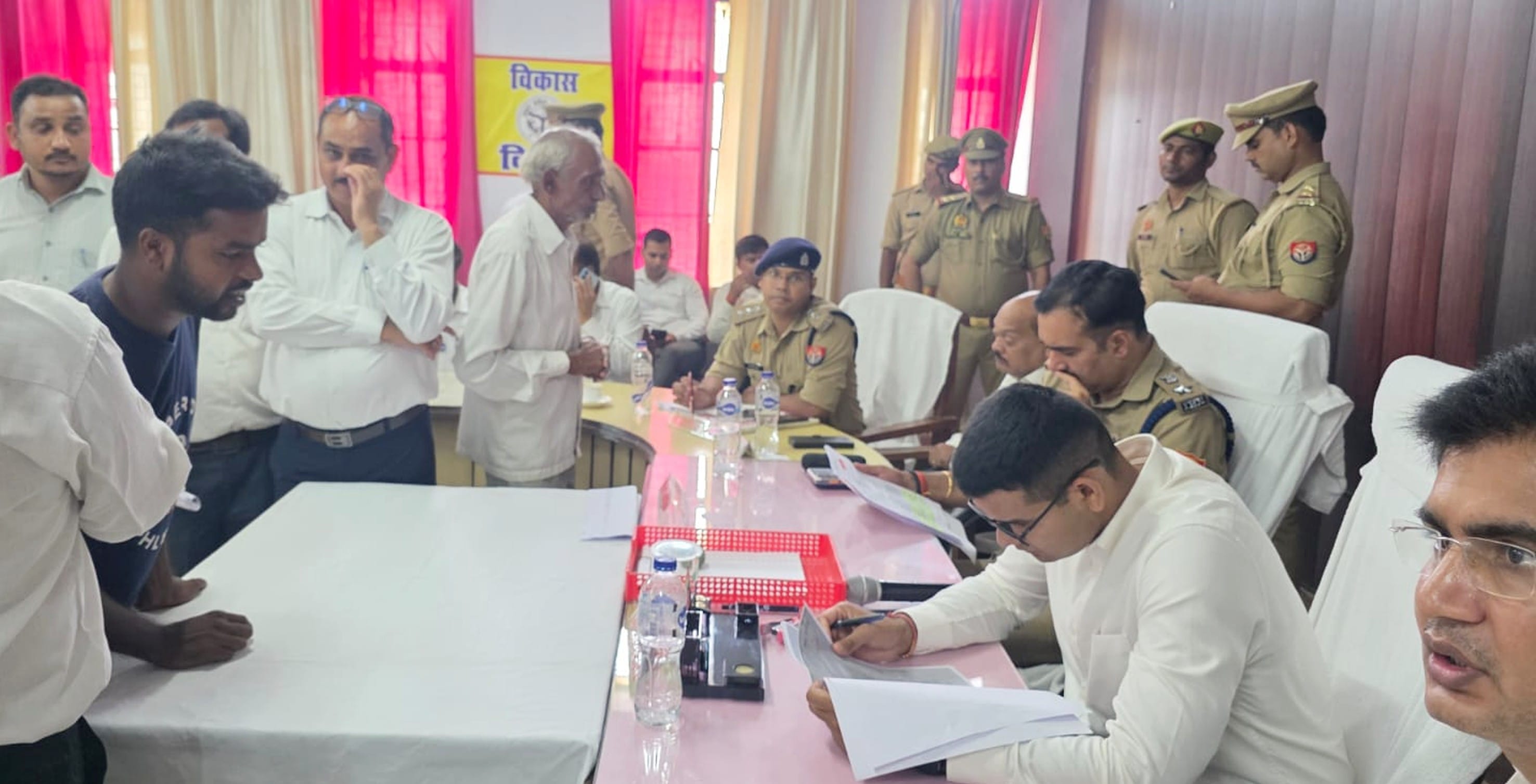 फोटो-17-बलरामपुर के उतरौला तहसील में शिकायत सुनते डीएम व एसपी ।-स्रोत : विभाग