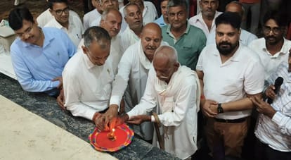 फोटो 17सेवा संकल्प अभियान के तहत दीपोत्सव करते पूर्व सिंचाई मंत्री डॉ. अभय सिंह व अन्य।स्रो