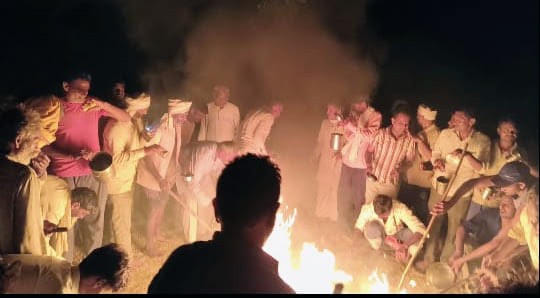 फोटो 18 एचएएमपी 24- गहरौली गांव में देर रात पूजा करते ग्रामीण।  संवाद