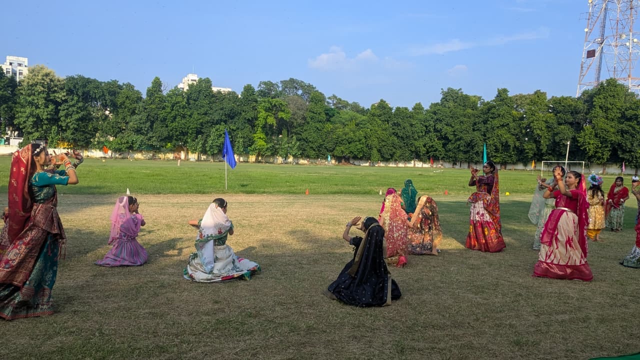 फोटो 18 एचएएमपी 37- प्रतियोगिता शुरू होने से पहले सांस्कृतिक कार्यक्रम प्रस्तुत करतीं छात्राएं।