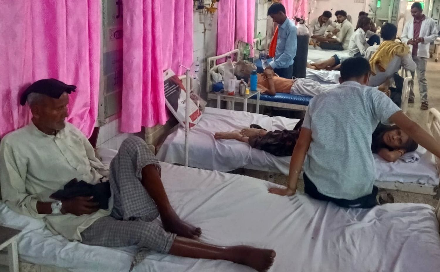 फोटो 18 एमएएचपी 01 परिचय-जिला अस्पताल के वार्ड में भर्ती संक्रामक बीमारियों के मरीज। संवाद