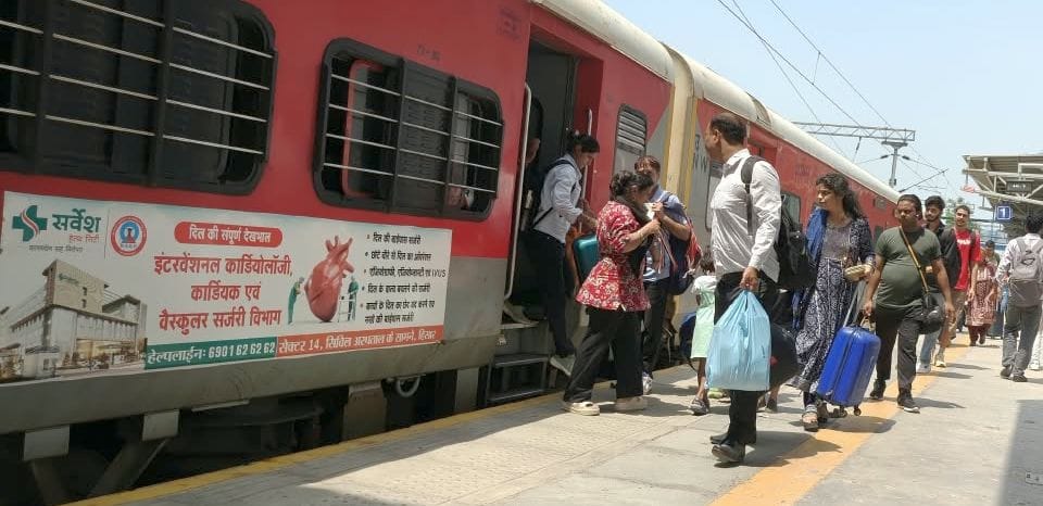 फोटो 18जेएनडी10-रेलवे जंक्शन जींद पर खड़ी ट्रेन। संवाद
