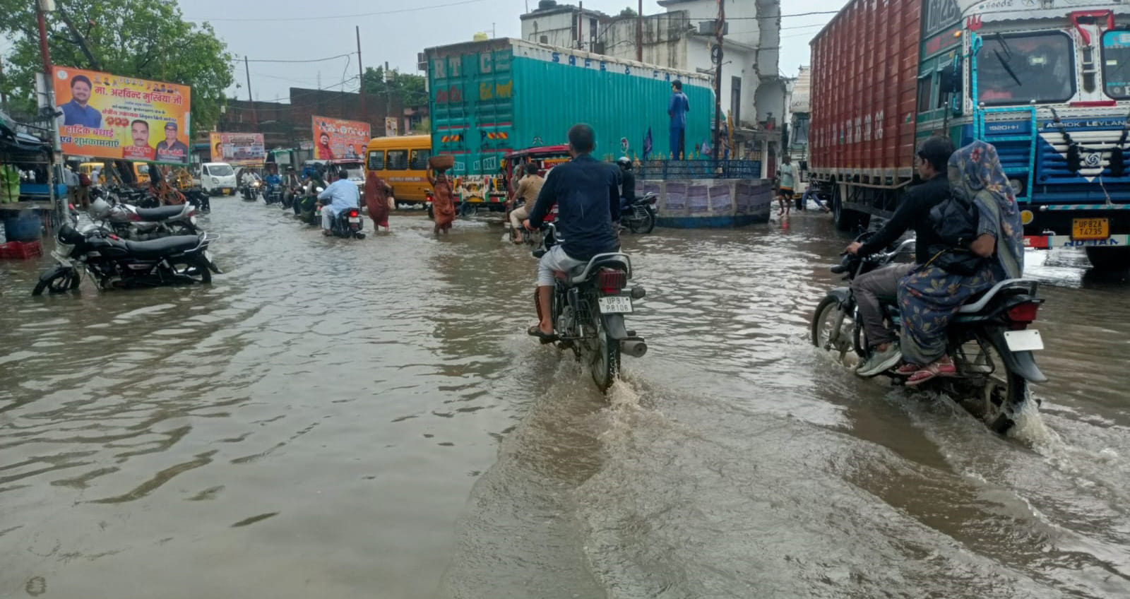 फोटो 19 एचएएमपी 27- राठ में आंबेडकर चौराहे पर भरे पानी से निकलते वाहन। संवाद