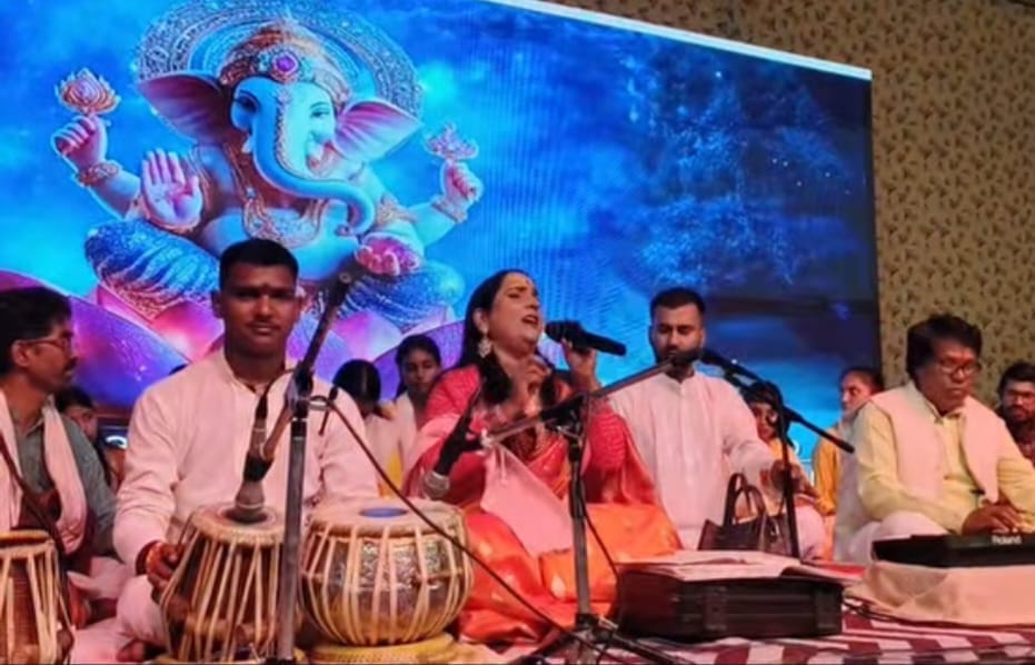 फोटो-24- गणेश भवन में आयोजित भजन संध्या में प्रस्तुति देतीं शर्मिला पांडेय। संवाद
