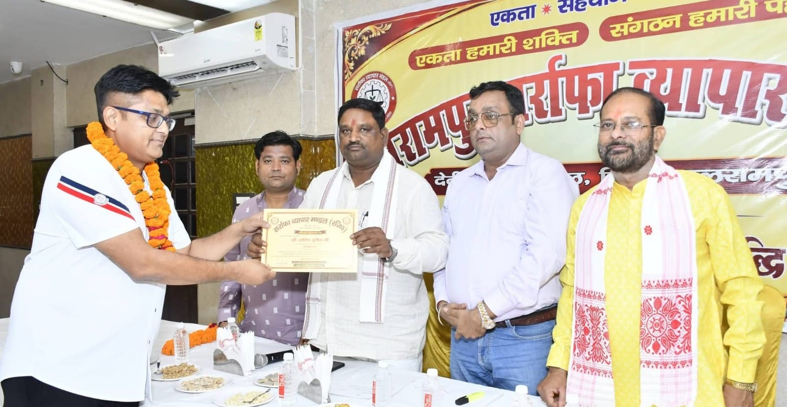 फोटो-3-बलरामपुर के आयोजित समारोह में प्रमाण पत्र देते विधायक पल्टूराम व अन्य ।-स्रोत : एसोसिएशन