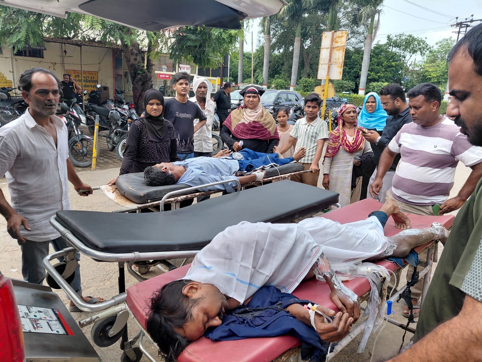 फोटो 34::: करंट से झुलसे मजदूरों को जिला अस्पताल से आयुर्विज्ञान विवि ले जाते परिजन। संवाद