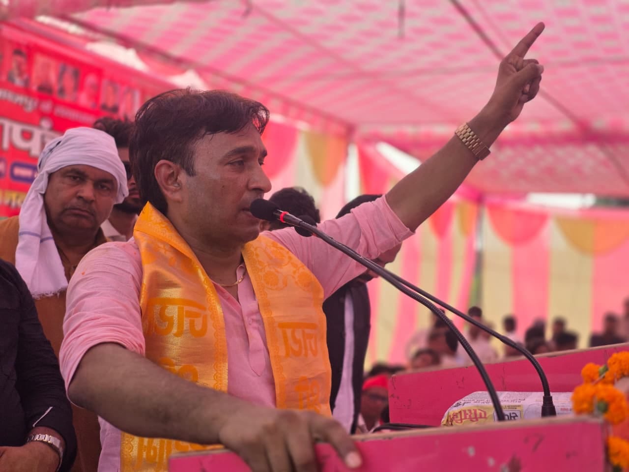फोटो-35-पीडीए महापंचायत में बोलते सपा नेता डा. नवल किशोर शाक्य। संवाद