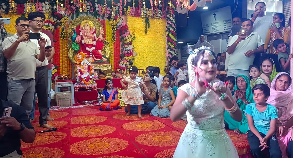 Ganpati was anointed with 250 kg of milk at Subhash Chowk.