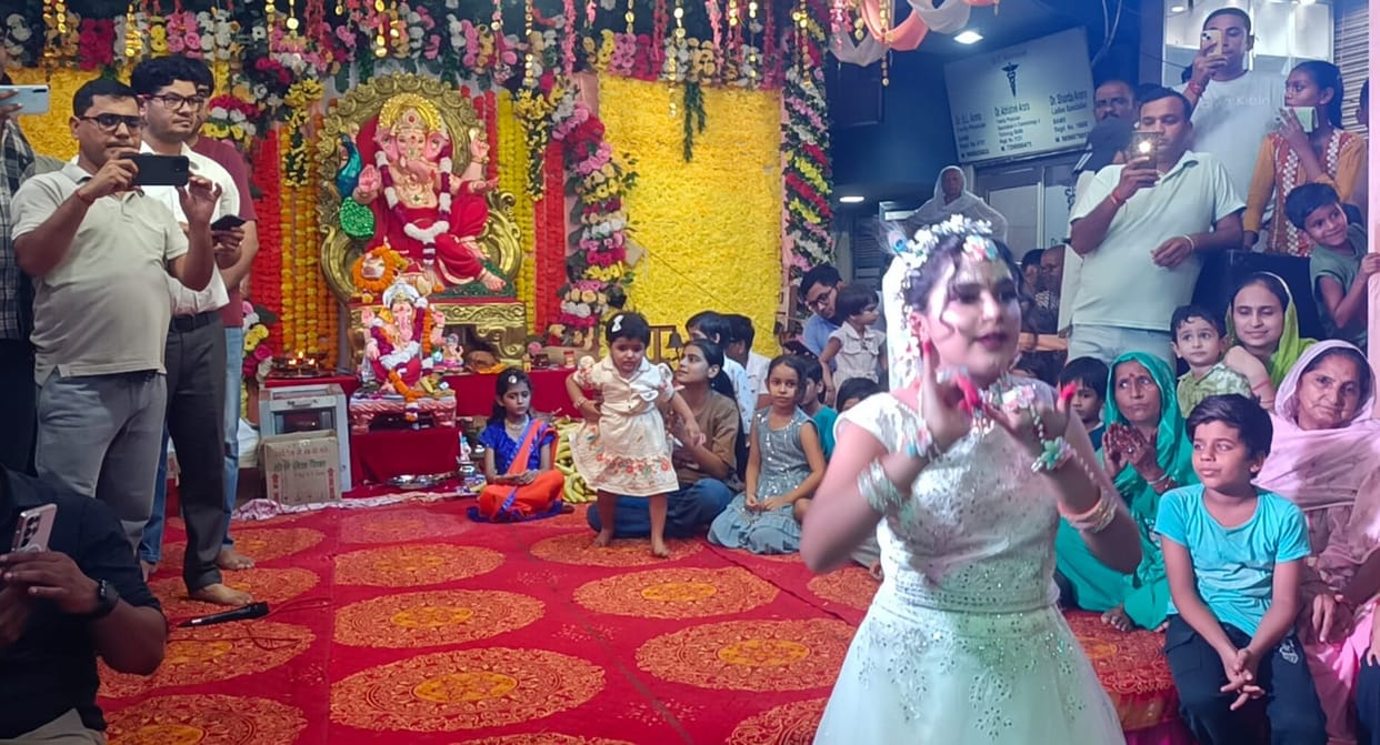 Ganpati was anointed with 250 kg of milk at Subhash Chowk.