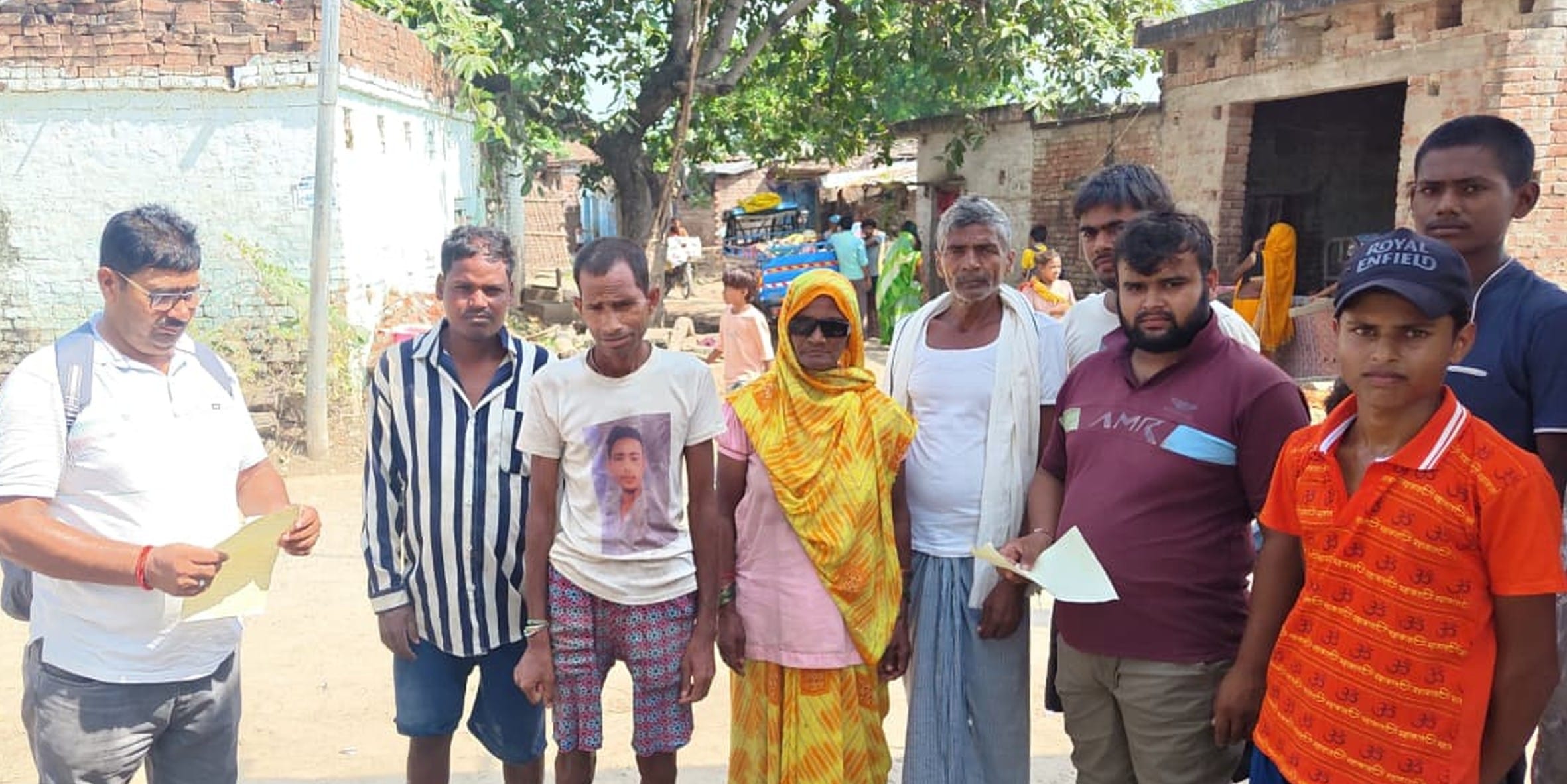 फोटो-6-बलरामपुर के लालबोझी गांव में ग्रामीणों को जागरूक करते कर्मी ।-स्रोत : विभाग