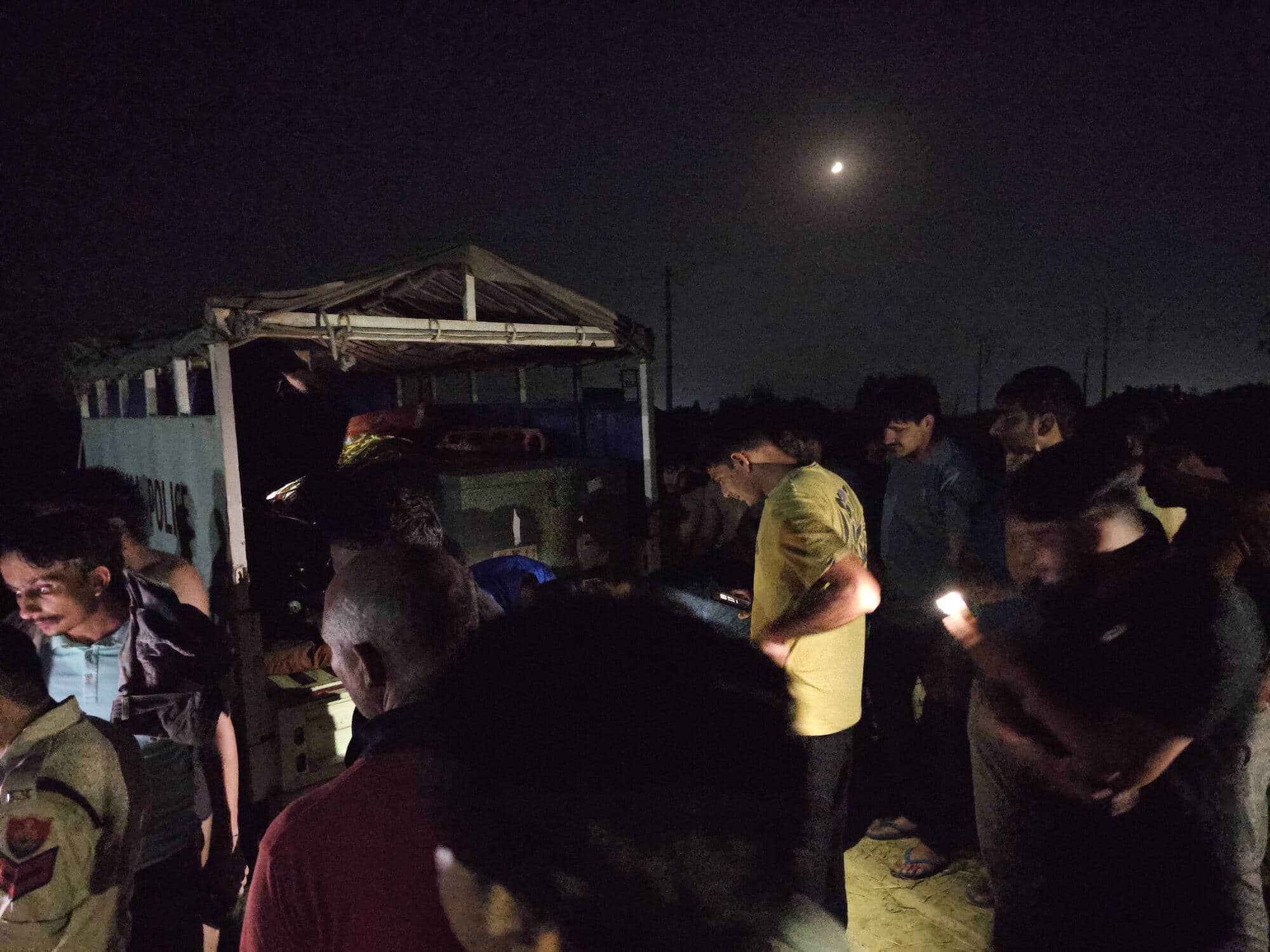 फोटो 74: दूल्हेड़ा नहर में डूबे छात्र की तलाश में एसडीआरएफ की टीम। (संवाद