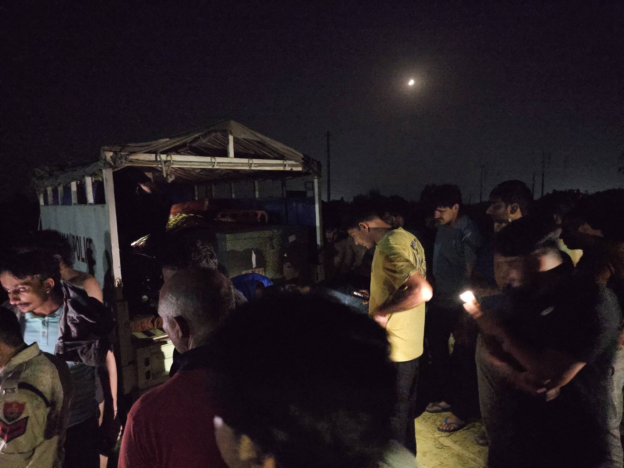 फोटो 74: दूल्हेड़ा नहर में डूबे छात्र की तलाश में एसडीआरएफ की टीम। (संवाद