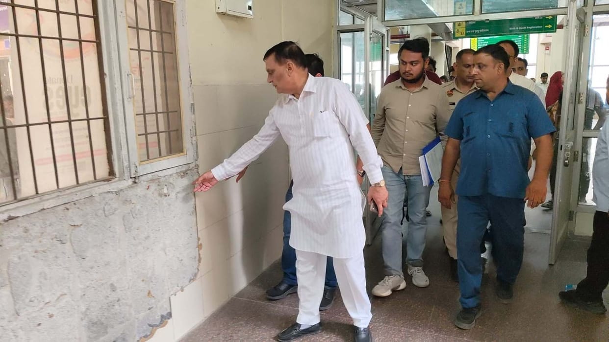 MLA Rajesh Joon inspected the renovation work at Bahadurgarh Hospital.