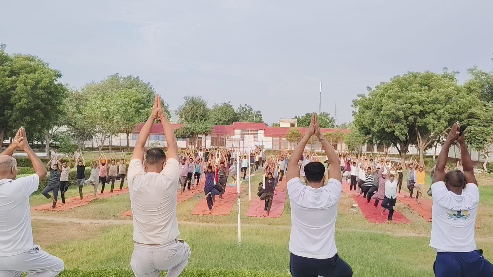 फोटो नंबर-13 जिला कारागार में योग करते बंदी व स्टाफ कर्मचारी। स्रोत: प्रवक्ता
