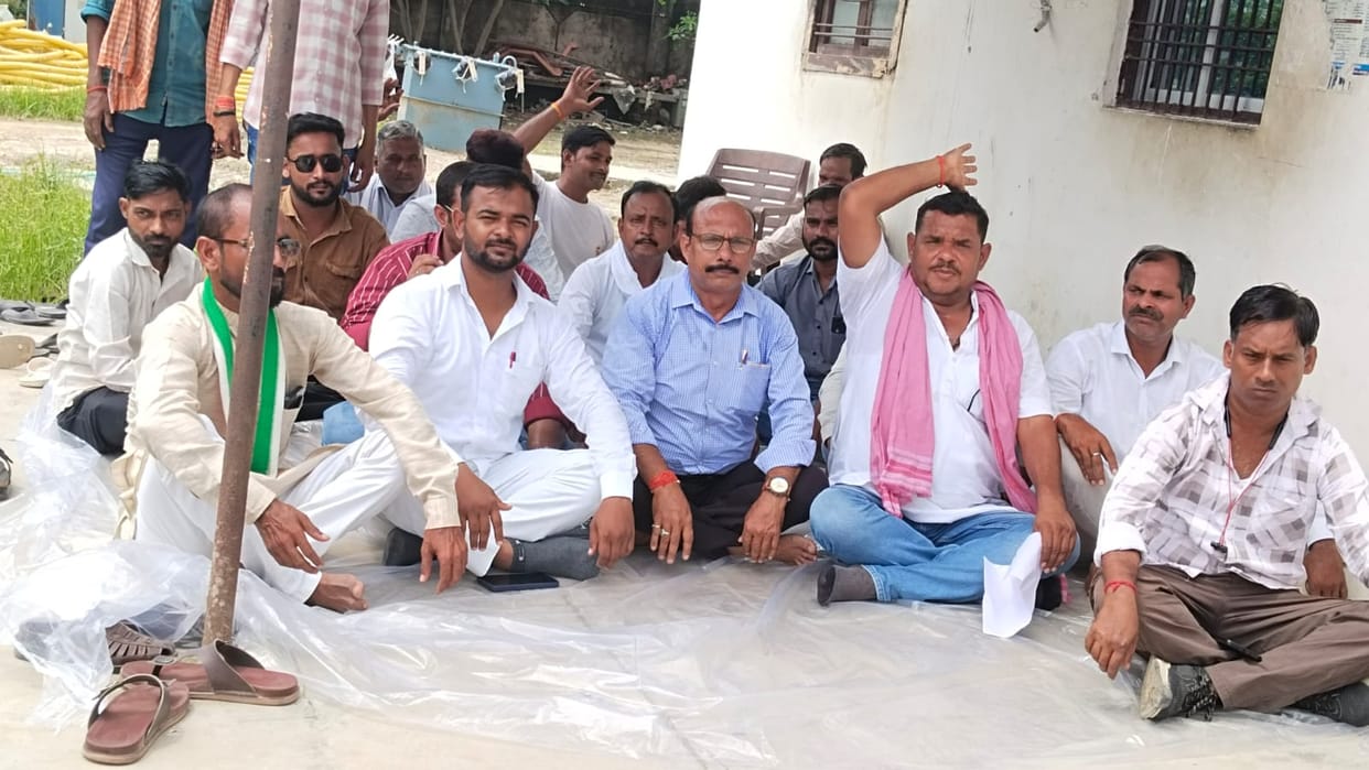 Protest against power cuts at the Kaudihar substation