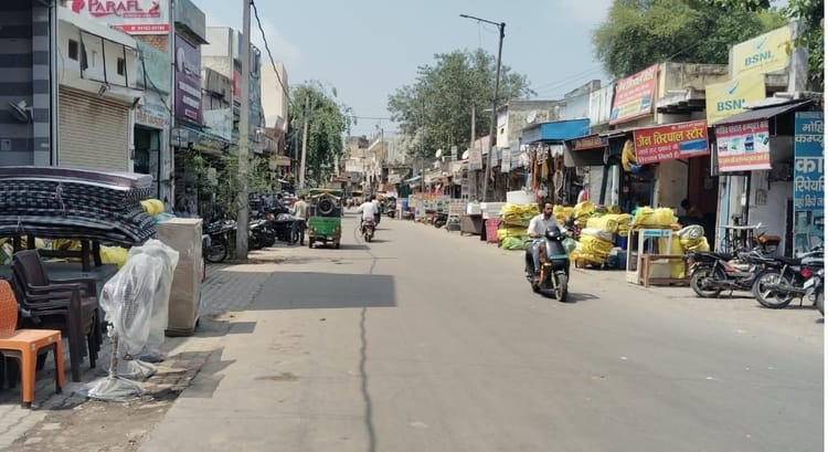फोटो - पुरानी अनाज मंडी रोड, जहां कचरे की समस्या रहती है। संवाद