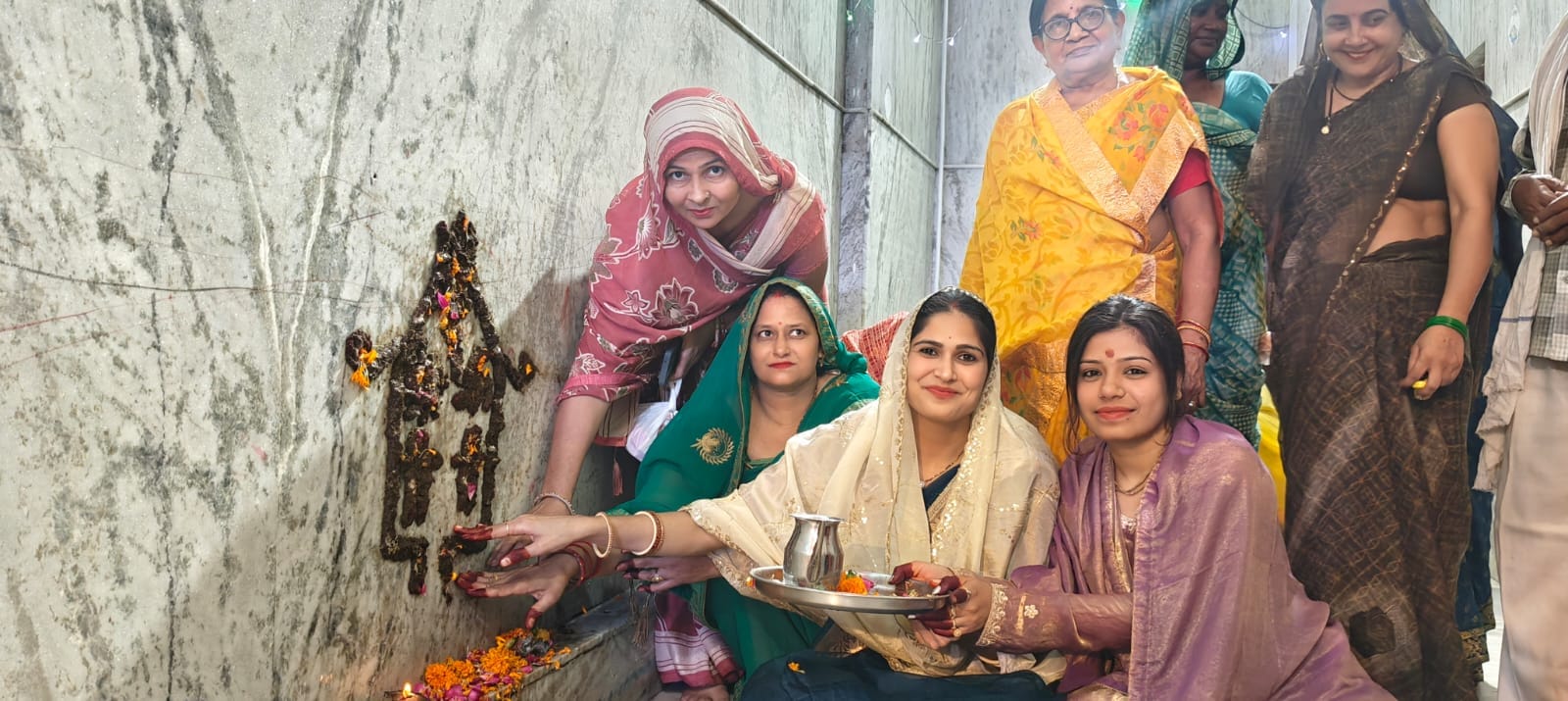 फोटो रावल मंदिर में राधारानी का छठ पूजन करती महिलाएं 