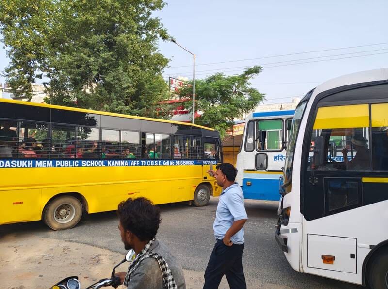 फोटो संख्या-59 कनीना में बाबा मोलड़नाथ की ओर जाने वाले मार्ग के पास चौराहे से गुजरती रोडवेज बस 