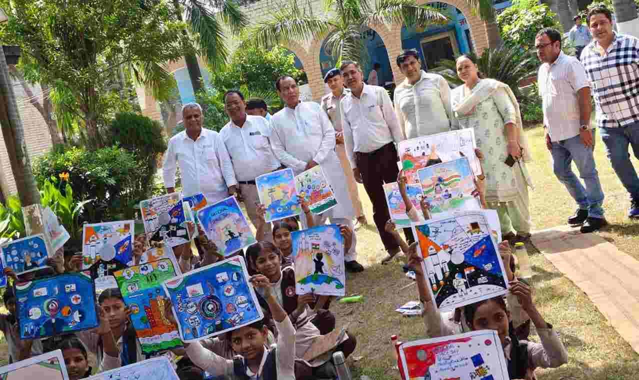 फोटो: सोनीपत के पीएम श्री विद्यालय अकबरपुर बारोटा में प्रतियोगिता के दौरान बनाई गई पेंटिंग दिखा